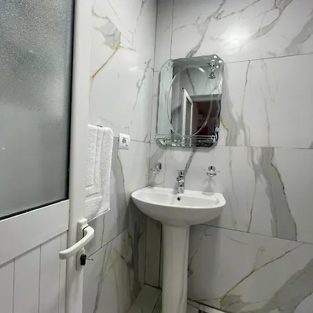 Saraci Room's Apartment
